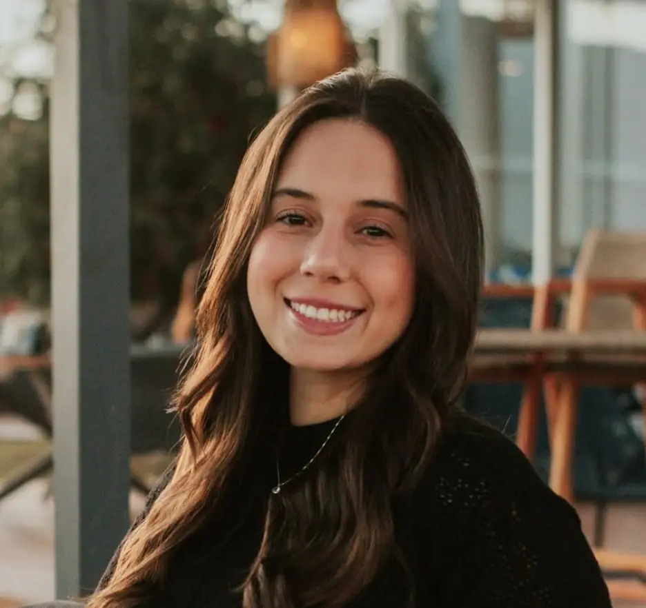 Ana Freitas, retrato sorrindo.