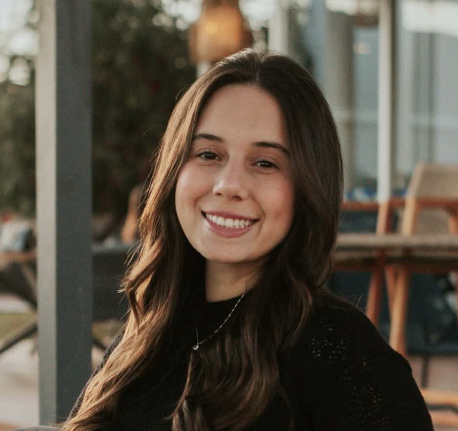 Ana Freitas, retrato sorrindo.